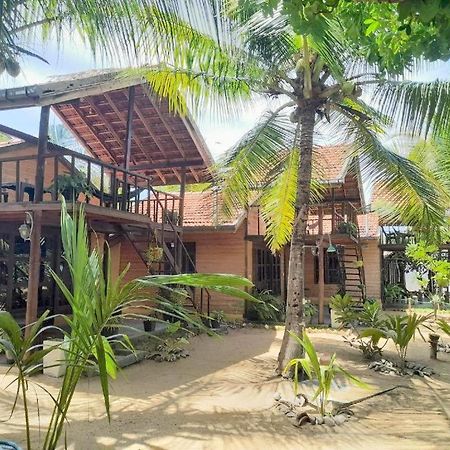 Golden Beach Chalets Arugam Bay Eksteriør billede