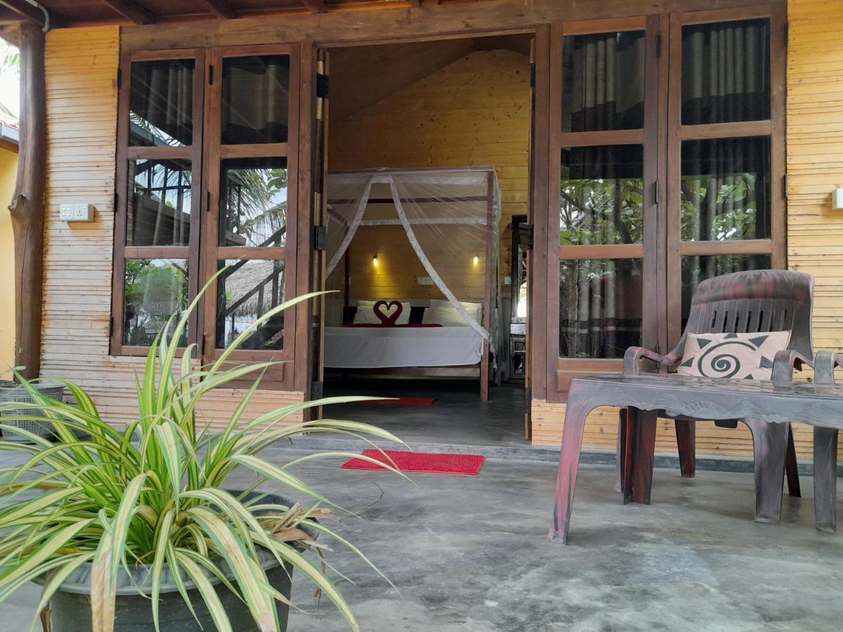 Golden Beach Chalets Arugam Bay Eksteriør billede