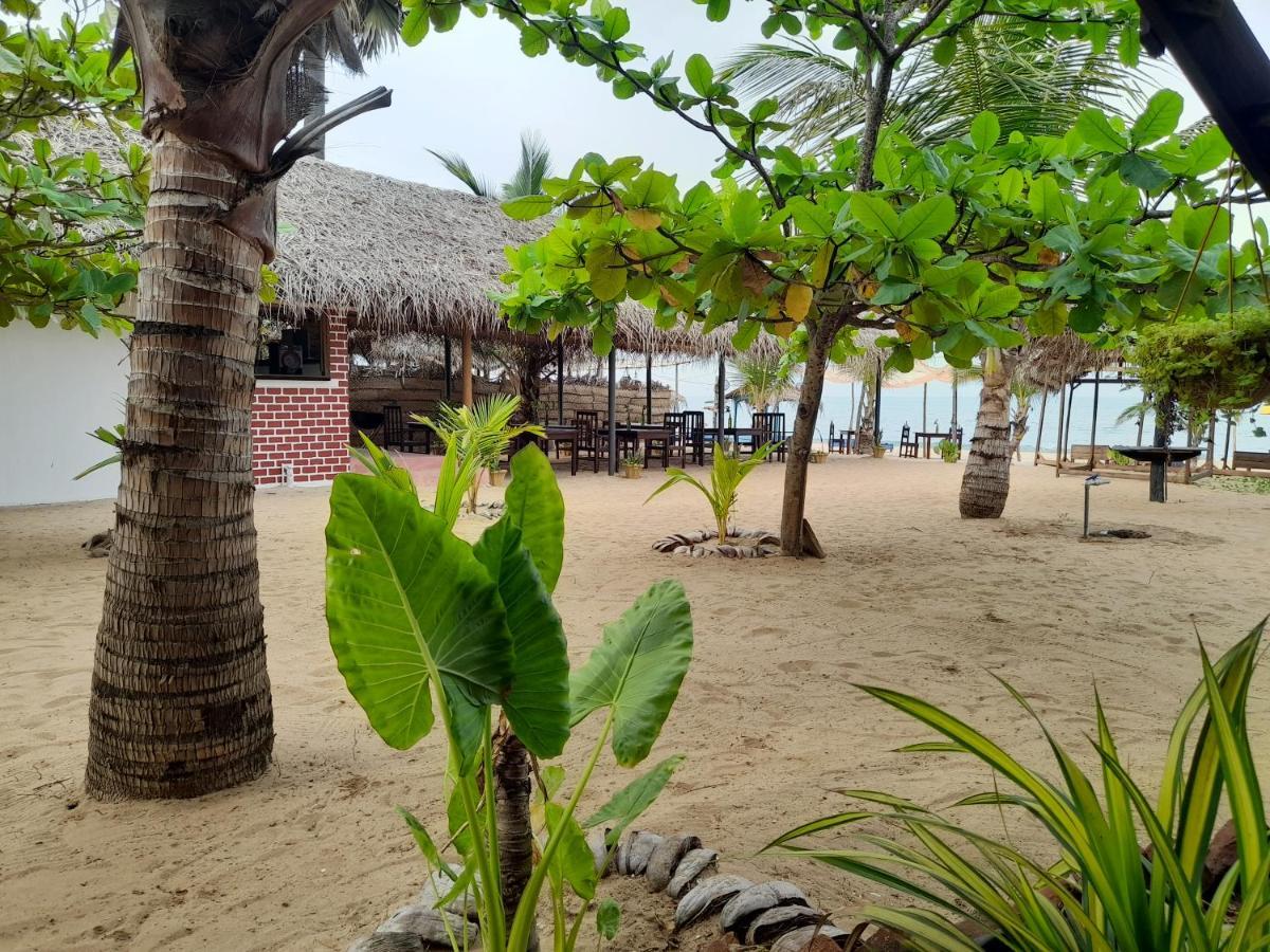 Golden Beach Chalets Arugam Bay Eksteriør billede